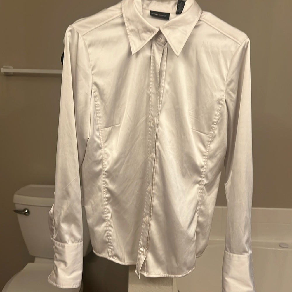 Tailored button down. Shiny soft light polyester Blend. I notice one tiny unpeg